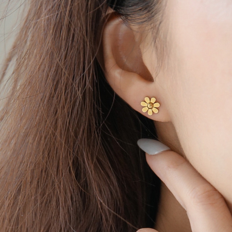 Rongxun Simple Little Daisy Pendientes de acero de titanio de todo el cuerpo Moda femenina Temperamento Pendientes de margarita pequeños y exquisitos Pendientes al por mayor