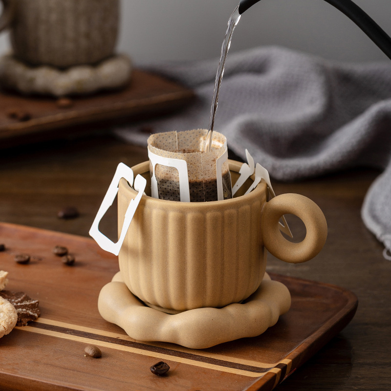 Taza de café de alto valor francesa de estilo europeo, diseño de lujo ligero, combinación de tazas y platillos para el hogar, personalidad de alta calidad, taza de té de la tarde