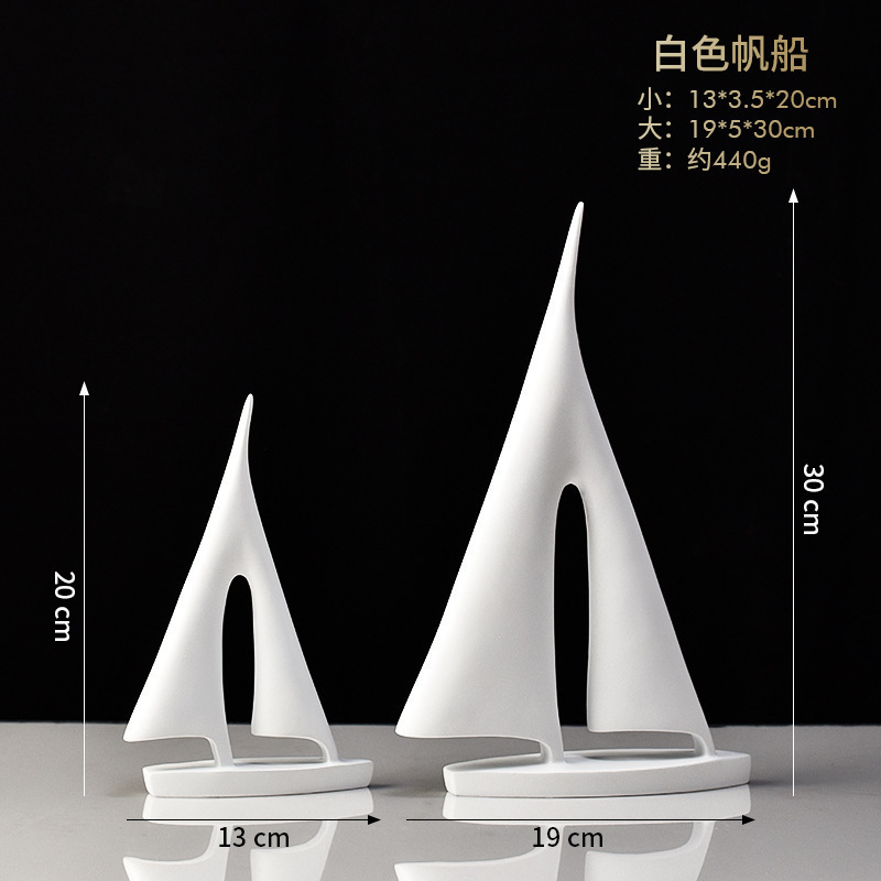 Un par de ornamentos de resina de vela blanca