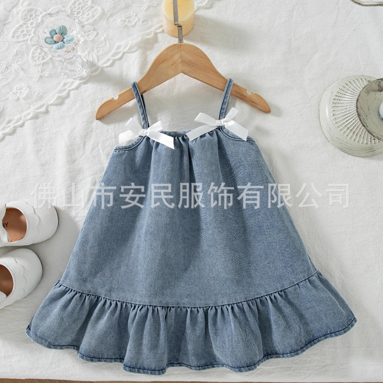 Trendy Baby Girl Suspender Dress with White Bow on the Shoulders, Soft Denim Ruffle Hem Dress, Summer Style for Infants and Toddlers