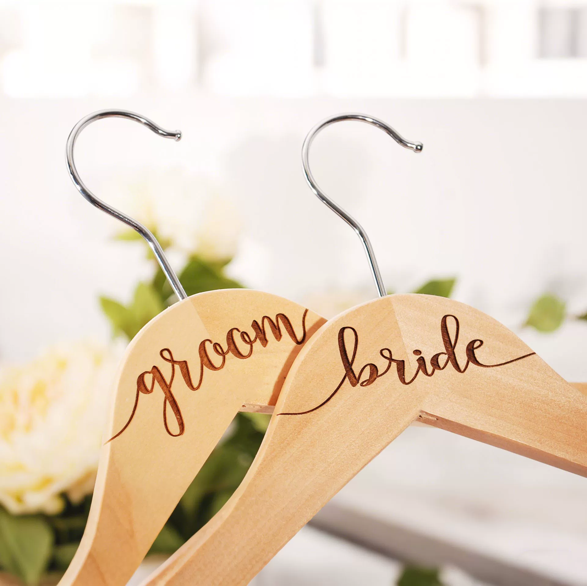 Эксклюзивные деревянные вешалки с лазерной гравировкой "Bride&Groom", свадебная тематика, аксессуары для свадебного мероприятия