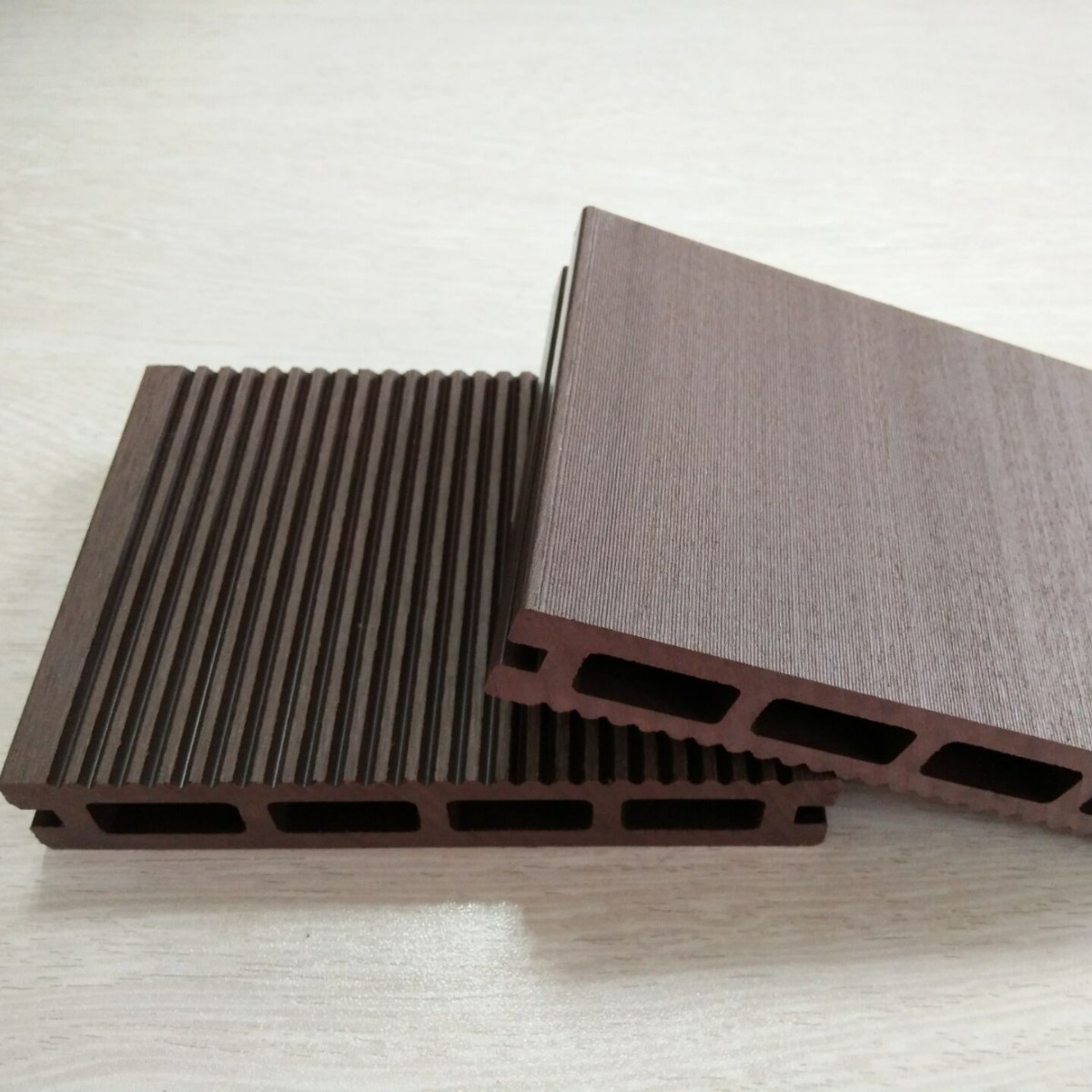 Piso de Madera Plástica con Relieve 3D 140*25 Anticorrosivo para Campo Deportivo y Corredor image 3