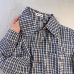 つるの蜜輪 ~ 青い格子のシャツの中に婦人服を重ねてシャツを着ます。