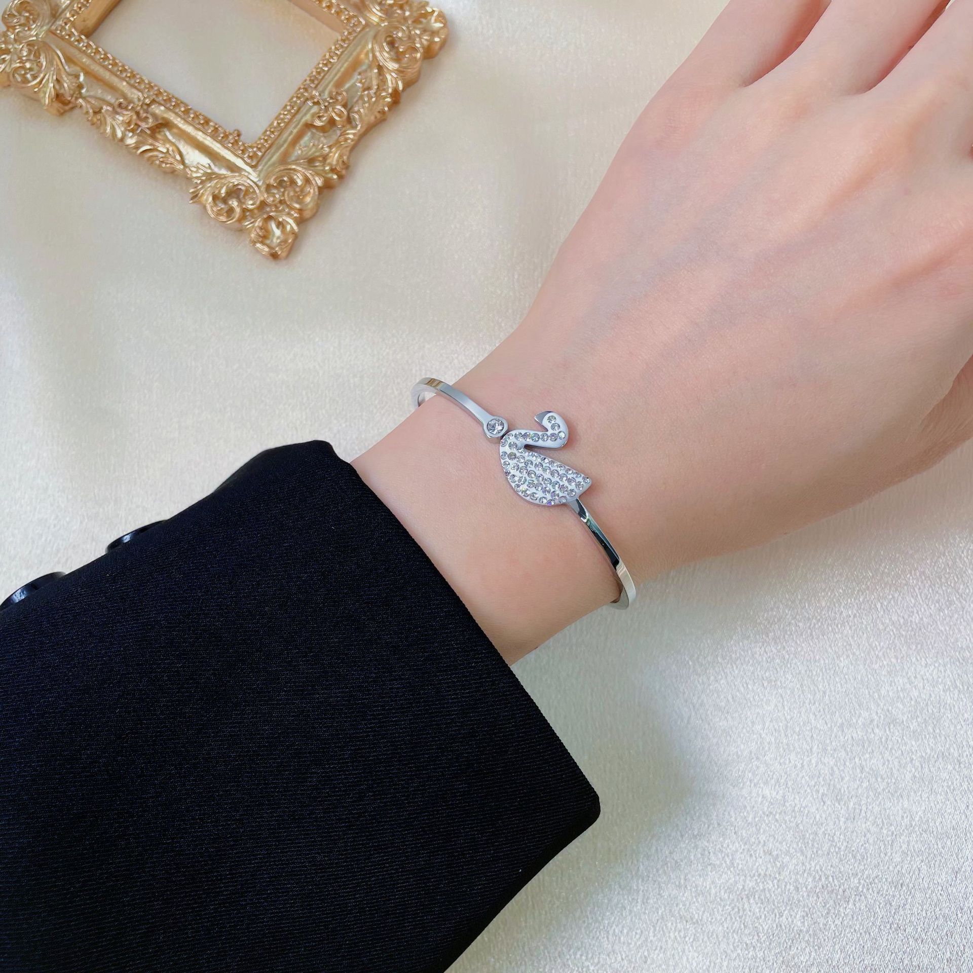 112 화이트 스완 팔찌 스틸 컬러