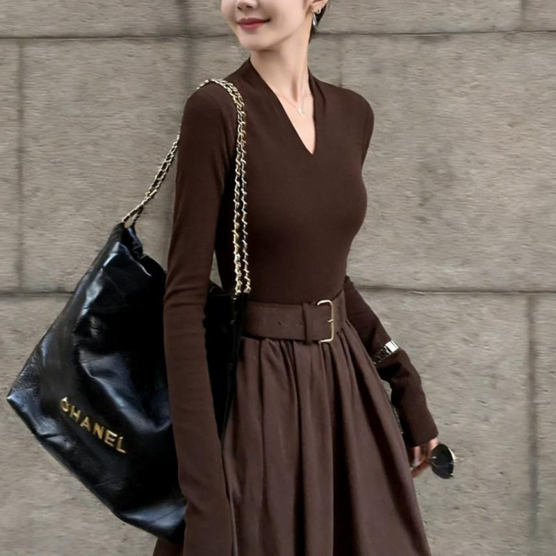 Autumn 2026 new collection: stylish, figure-hugging A-line dress with a sophisticated and elegant look, perfect for a mature and chic woman Autumn 2026 new collection: stylish, figure-hugging A-line dress with a sophisticated and elegant look, perfect for a mature and chic woman