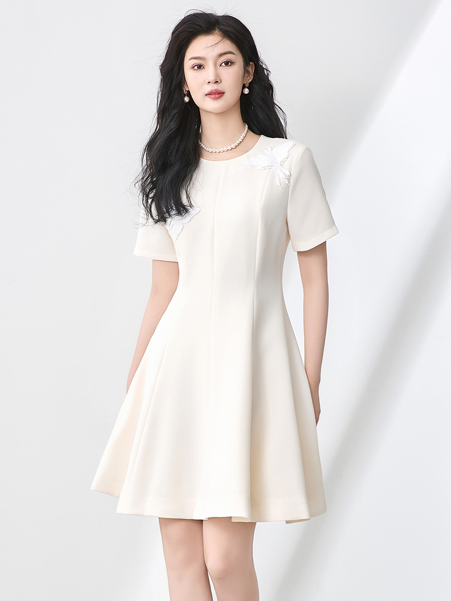 Váy liền tay ngắn cổ tròn đính sequin nặng, thắt eo, phong cách quý phái — Màu đen
