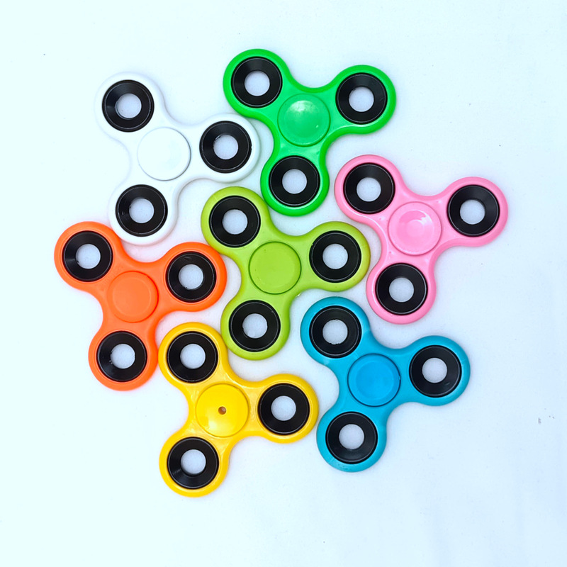 Factory direct supply of three-leaf fidget spinner stress-relieving toys. ABS fidget spinner stress-relieving set supports color punching.