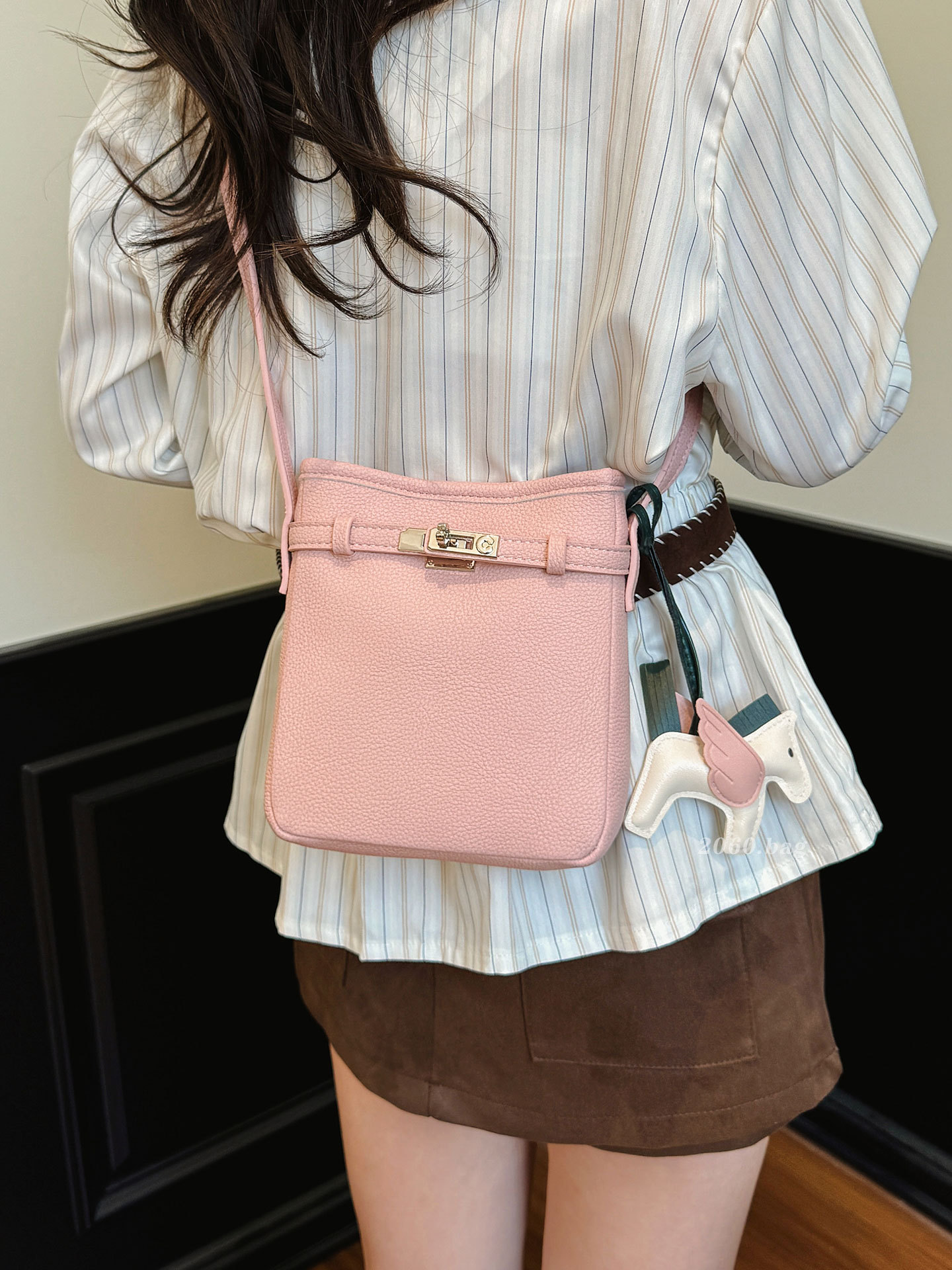 Lichi mujer nueva moda exquisita nicho de fuego verano 2026 temperamento bolso de moda móvil mochila de hombro estampado
