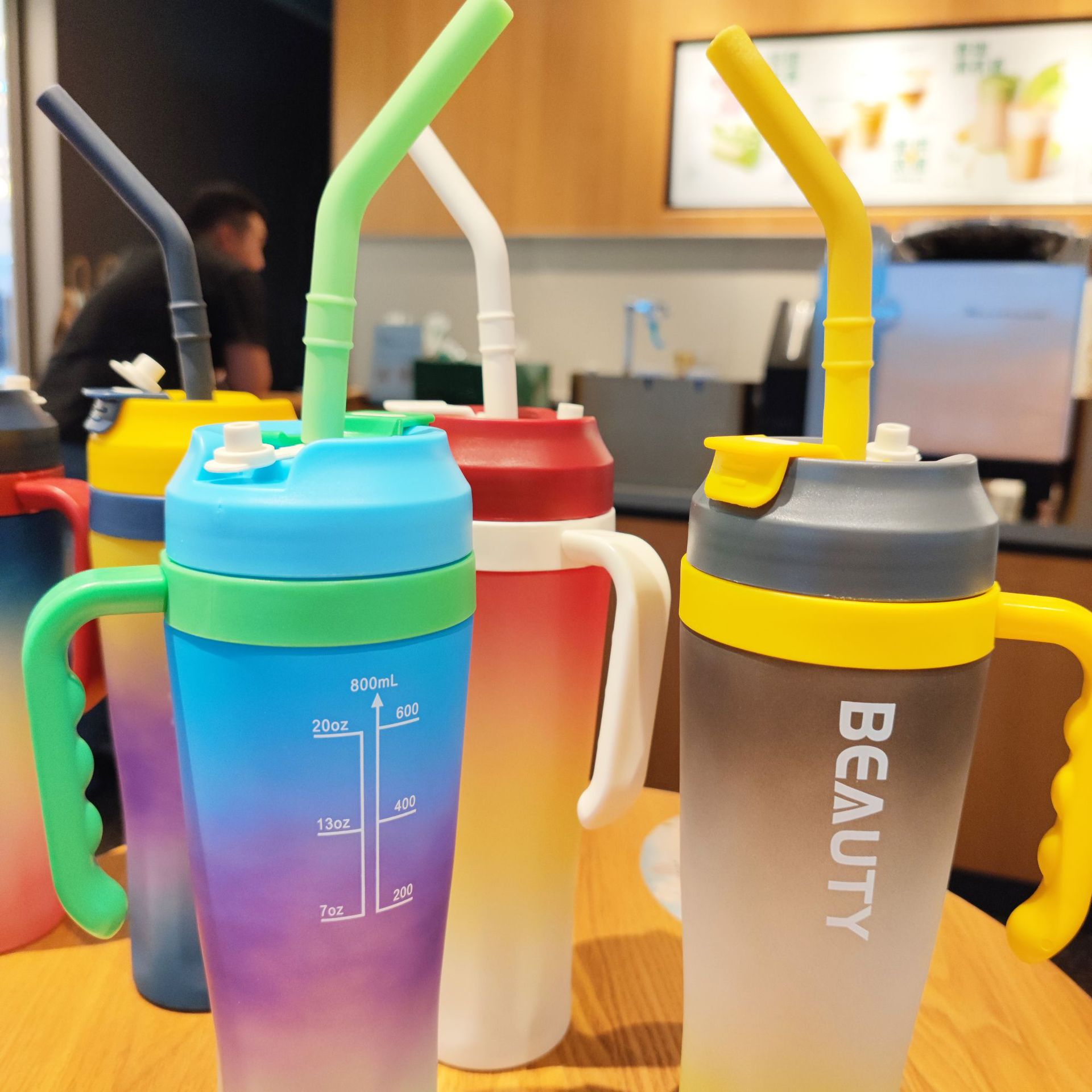 Comercio electrónico transfronterizo tazas de automóviles de gran capacidad de color gradiente mangas portátiles de paja tazas de agua de plástico tazas de hielo de gran capacidad