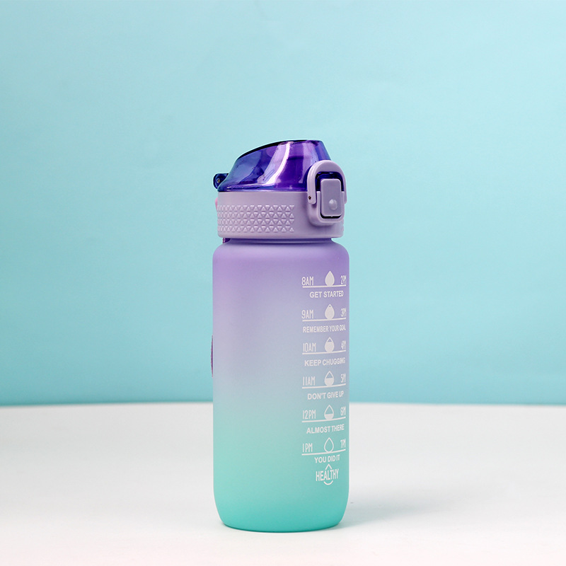 Taza de agua gradiente taza de plástico deportes al aire libre taza al por mayor 600ml con mango boca recta bala cubierta taza con filtro