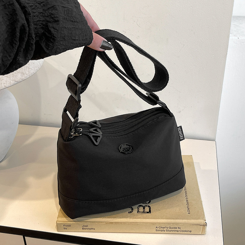 2024秋冬新款宽肩带斜挎包包潮流日韩风简约个性都市单肩背包女包