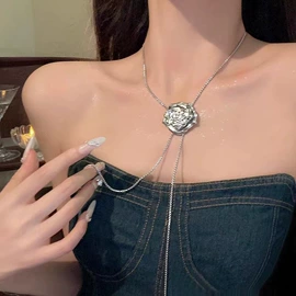 耳钉;耳环;项链