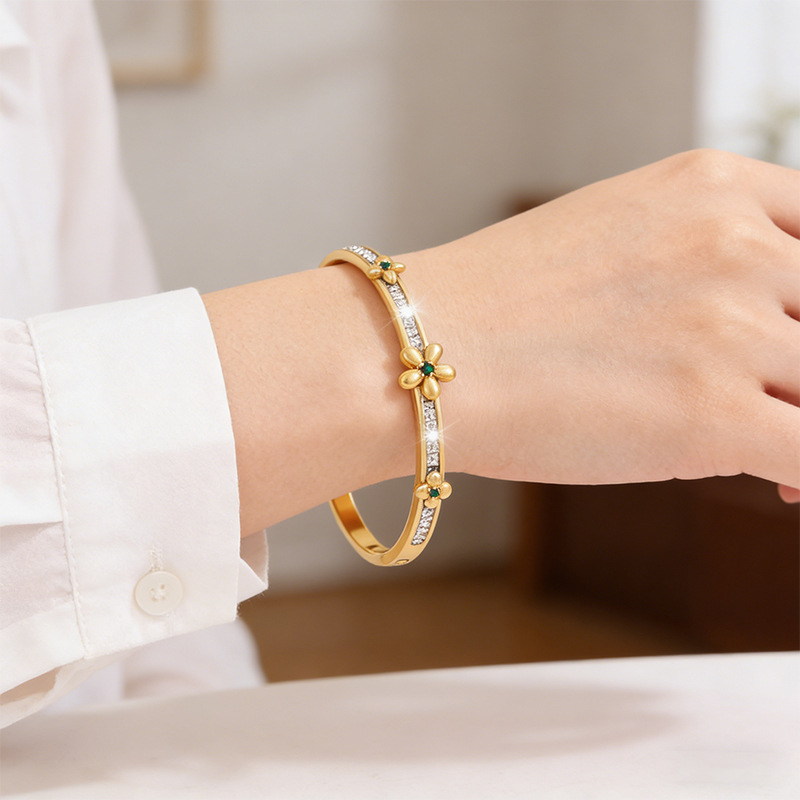 Brazalete de acero inoxidable pequeño fresco camellia con diamantes ligero de lujo diseño delicado pareja de acero de titanio no se desvanece joyas de brazalete