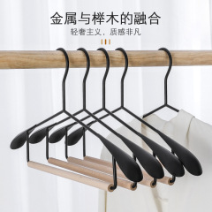 木のハンガーの広い肩の鉄の芸の物干しの支えの子供の家庭用のタンスの痕跡のない鉄の木の服のハンガーのスチールの木のハンガーの収納