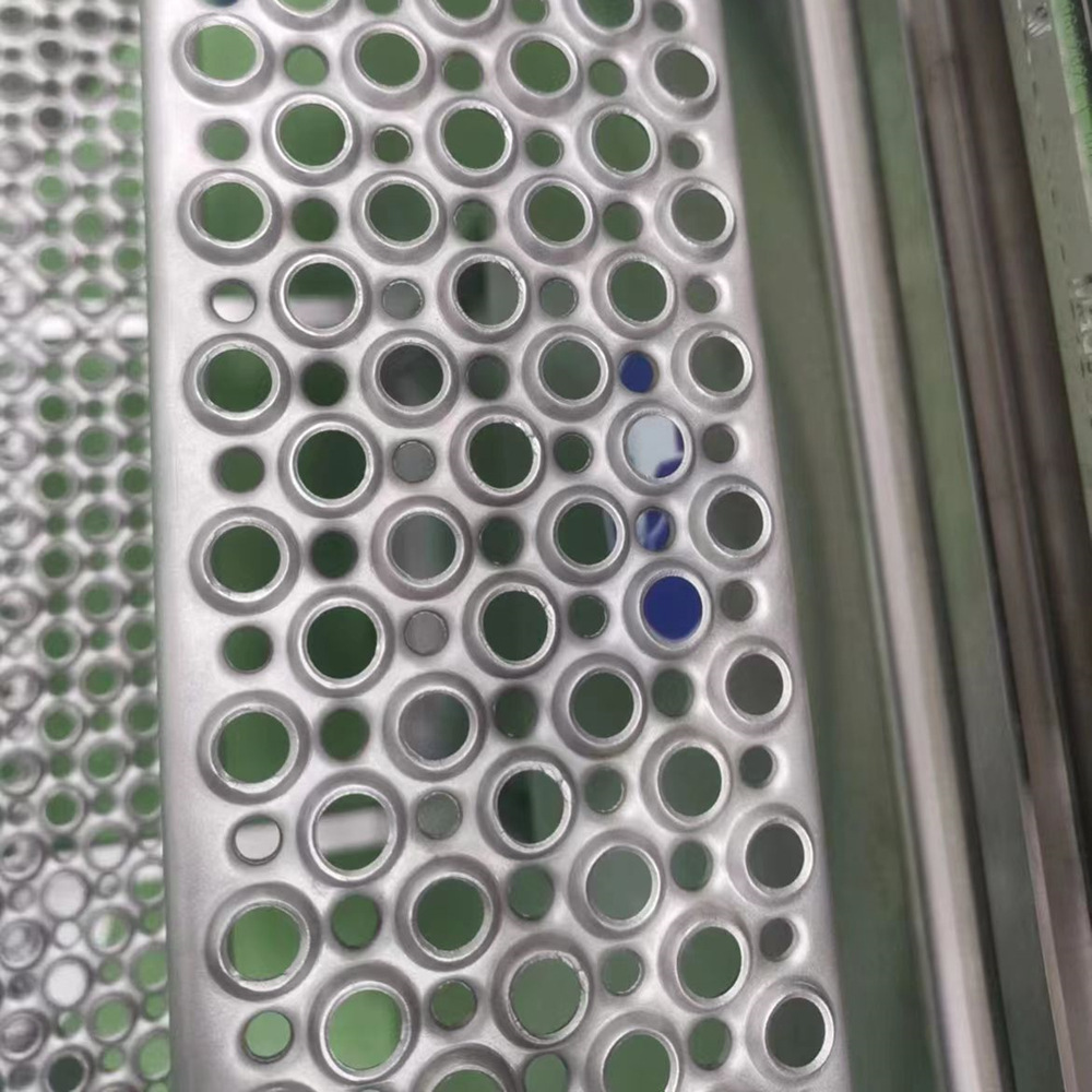 双面凹凸起鼓型防滑板耐腐金属板网厂家直销不锈钢车间防滑踏板