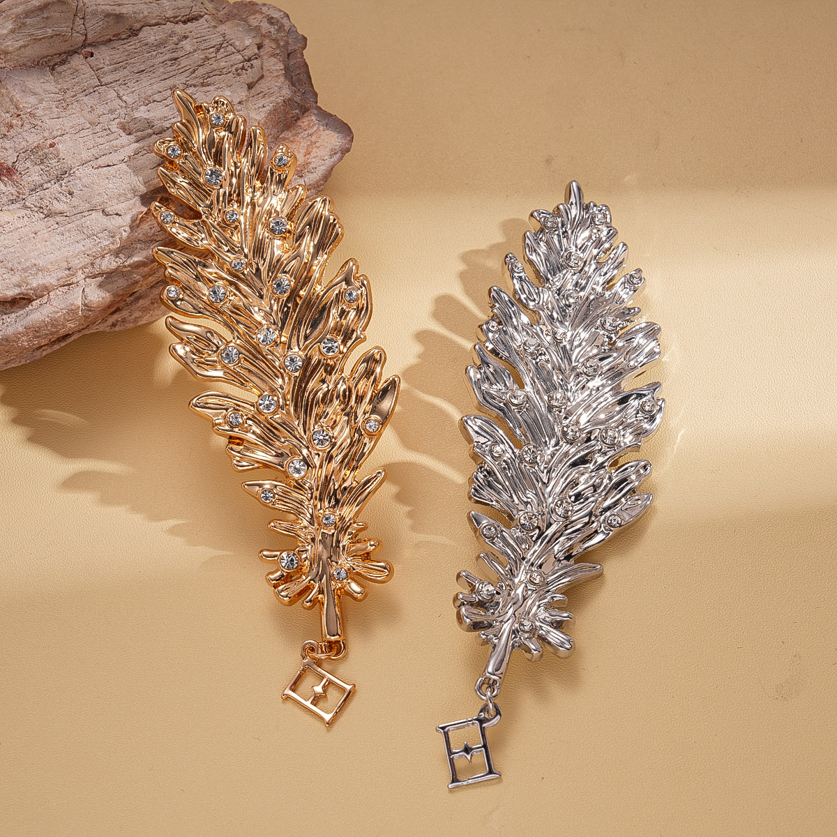 Europa y los Estados Unidos metal fijado diamante hoja pluma broche transfronterizo estilo retro universal pin nicho accesorios de alta calidad