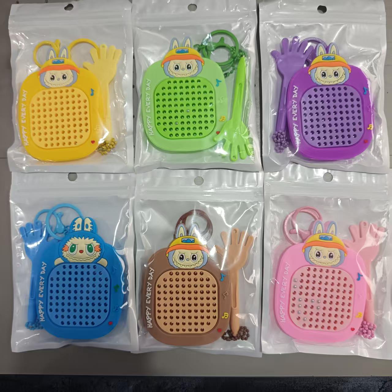 dibujos animados creativos bola de acero de atracción tablero de dibujo bolsas de llaves pequeño colgante descompresión tablero de dibujo magnético juguetes laberinto al por mayor