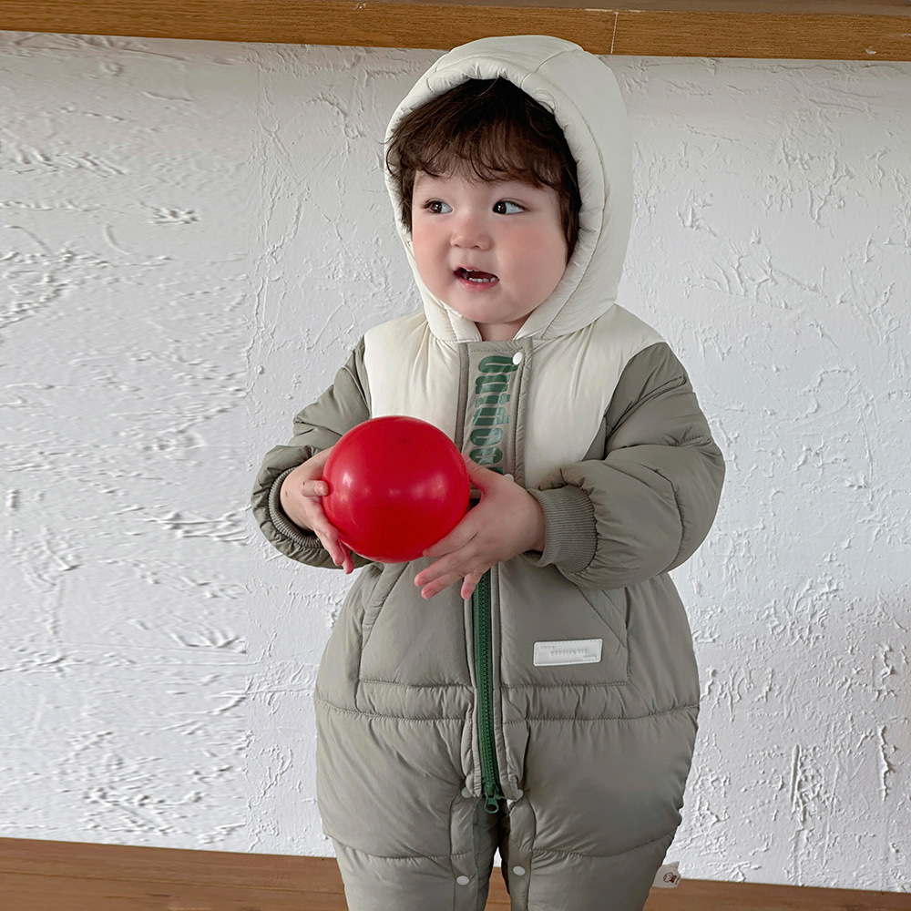 Ropa de una pieza coreana de color de contraste al aire libre para bebés y niños pequeños Ropa de exterior acolchada de terciopelo para hombres y bebés