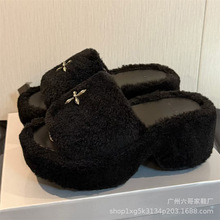 ���Q2025���¿��ﶬëë��ЬŮ�r�оӼ��⴩���һ��ë�q���e��Ь