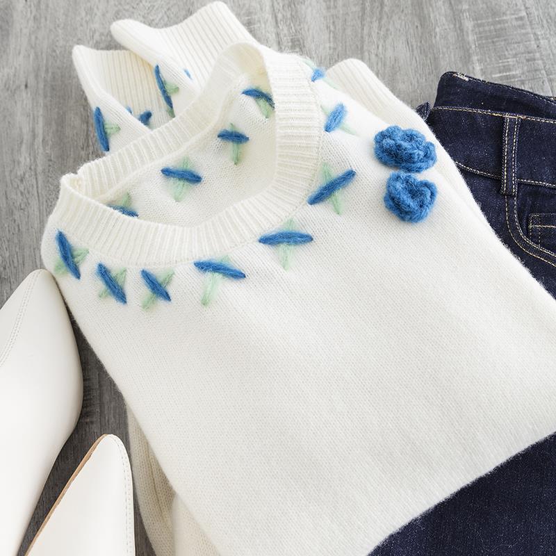 Elegant retro design woolen keep warm sweater with a round collar