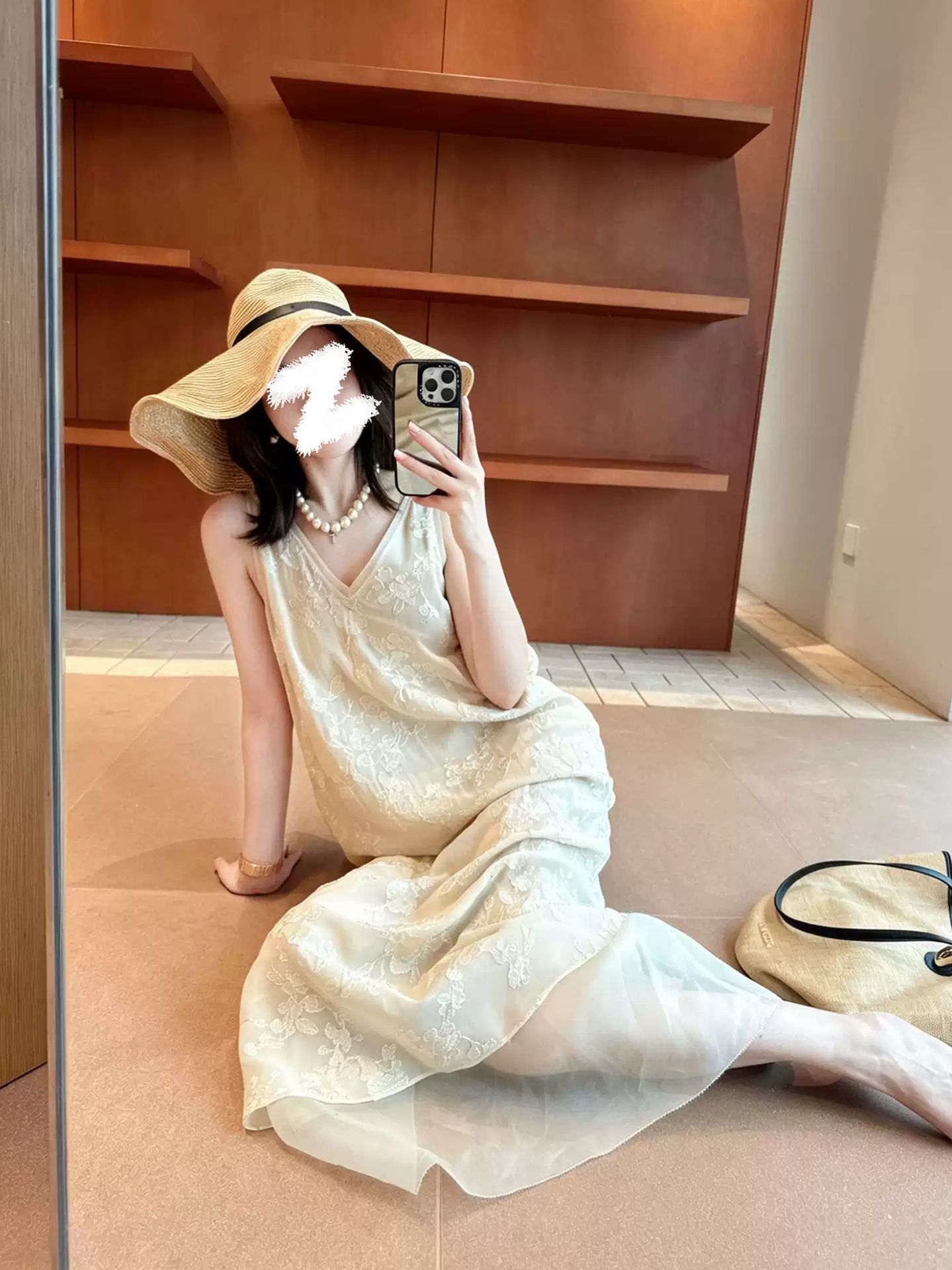 Đầm maxi nữ thêu hoa cổ V dáng suông tay không — Trắng Champagne Siêu Nhạt