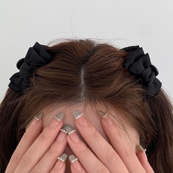 Black hairgrip with bow