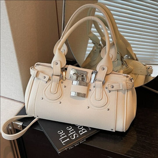 Cross-Border Rivet Motorcycle Style Handbag 2026 New Trendy Sweet Cool Shoulder Bag for Hot Girls Commuting Crossbody Bag