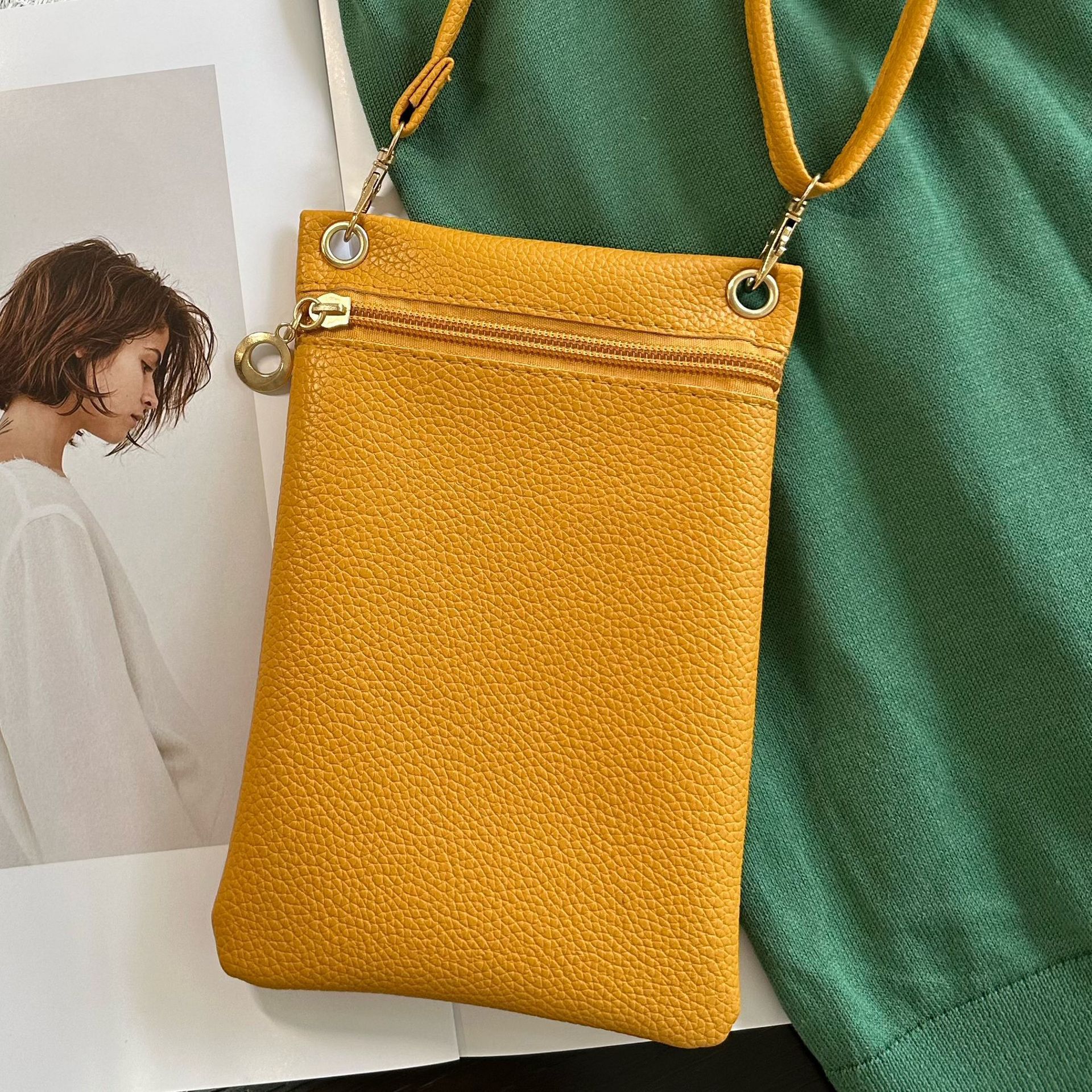 Sınır ötesi sıcak satış 2024 sonbahar ve kış yeni hakiki deri kadın çantası mini crossbody çanta basit küçük kare çanta yumuşak inek derisi cep telefonu çantası