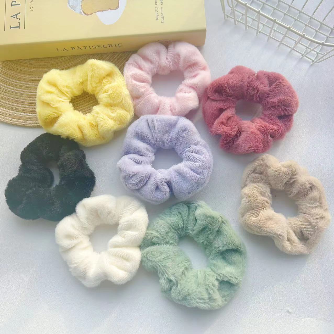 Otoño y invierno simple de color sólido de peluche collar de intestino elástico cabello de la cabeza de la niña detrás del anillo de cabello de la cabeza