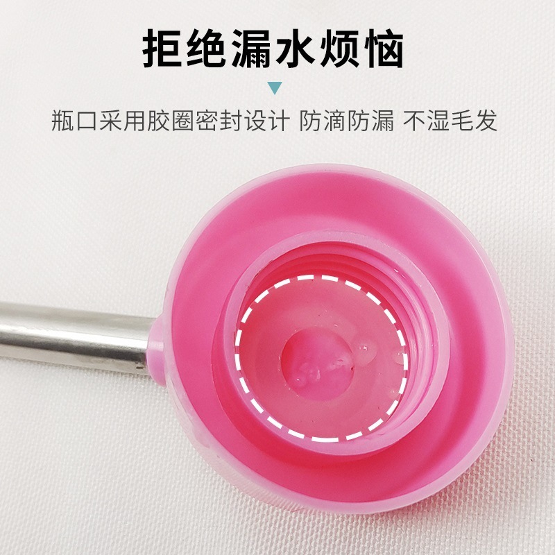 Hámster de conejillo de indias bebiendo agua de oso de oro