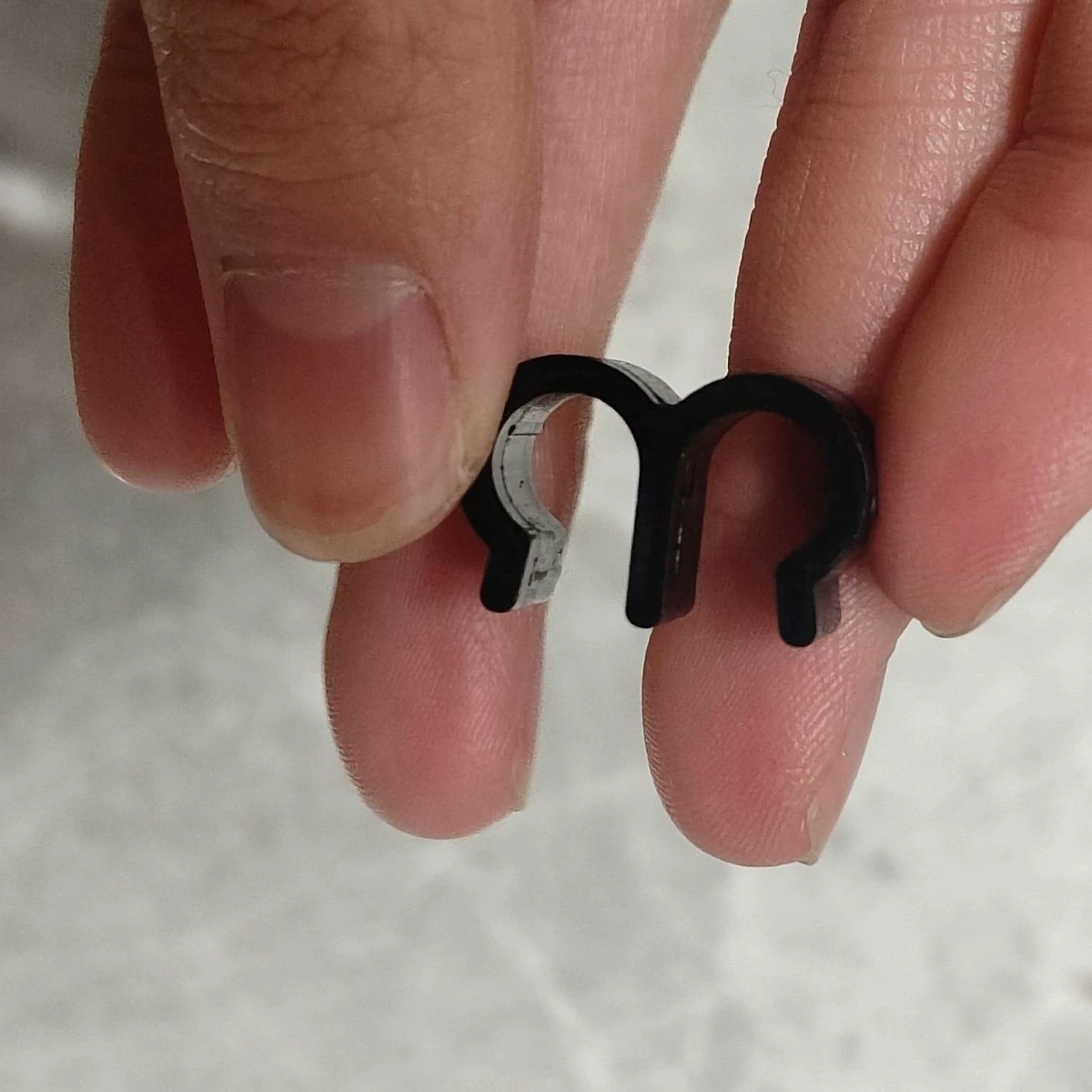 Спотовые поставки всех видов пластиковых зажимов для электромобилей с двойным вытяжным зажимом для крепления зажима