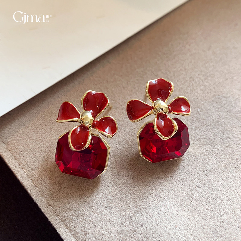 Red square demi-season earrings