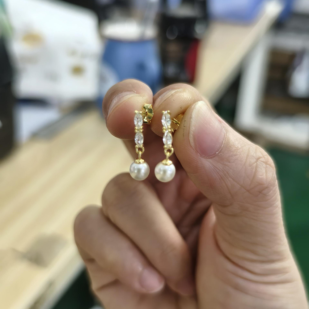 Los nuevos pendientes de luna asimétrica de plata de ley S925, pendientes de circonita francesa de lujo ligero, sentido de diseño de nicho