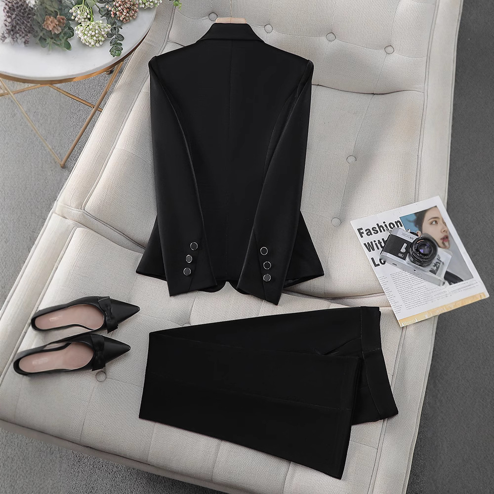 Elegante completo da donna con blazer e pantaloni rosa: abbigliamento professionale da ufficio in stile moderno_voghion.com