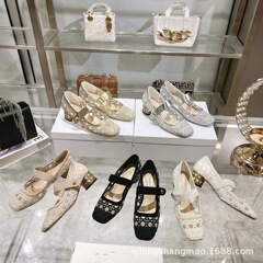 ハイエンド品質2025早春の新型ファッションの太さと金属の藤の格子縞の方角の頭の1字はメアリー珍の靴の女性を掛けます。