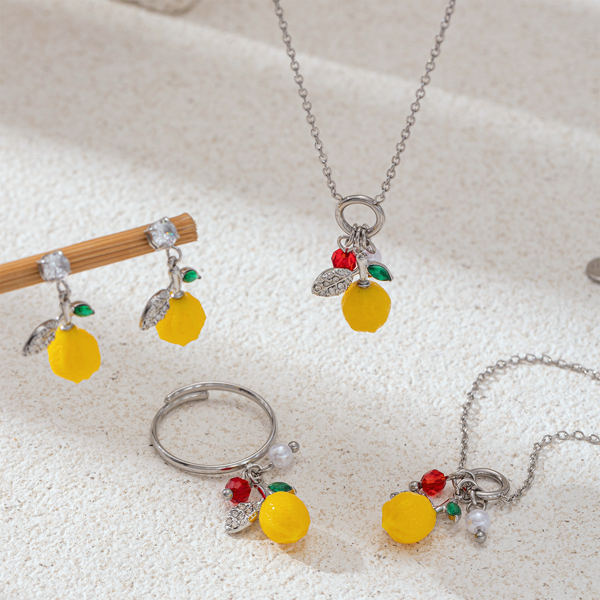 Collar de acero inoxidable TENA Europa y América lujo ligero nicho de diseño universal colgante de fruta limón para mujeres no se desvanece
