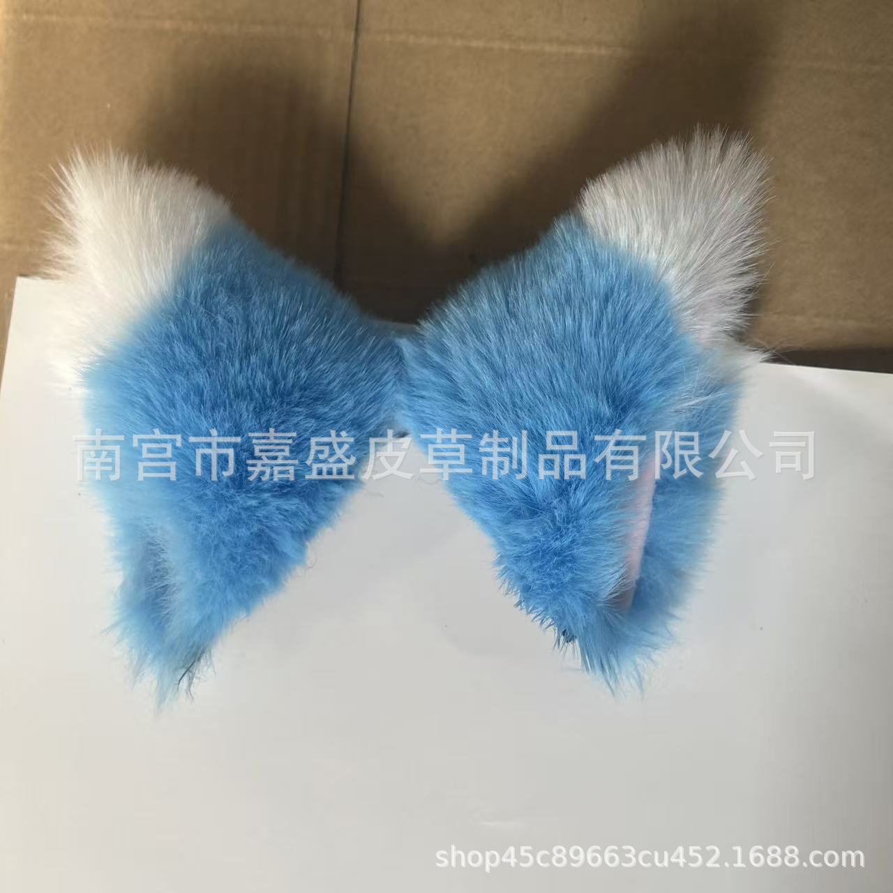 파란색 바탕에 흰색 뾰족한 끝이 하나.
