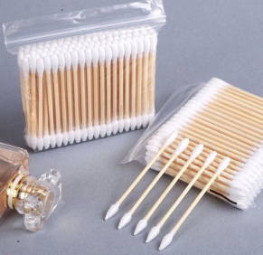 Bamboo y madera de doble cabeza hisopo de algodón multifuncional al por mayor gran cantidad de tampón desechable cuchara de maquillaje de algodón desmaquillaje