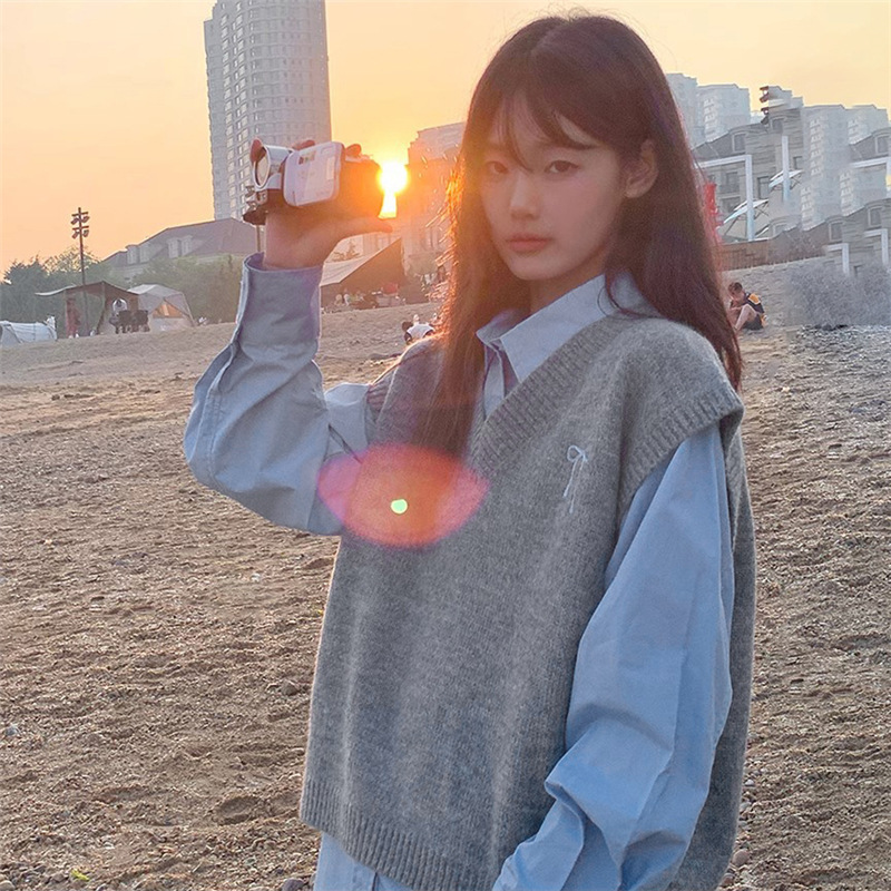 Early Autumn New Vest V-neck Top Grey Sweater Korean Cute Age-reducing