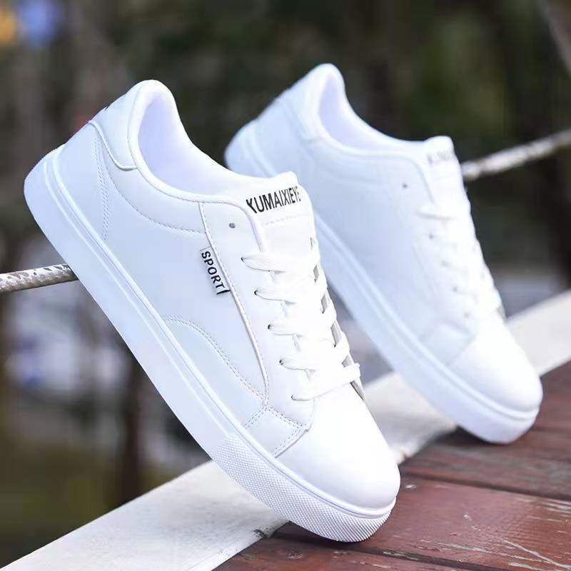 Zapatos blancos para hombres coreanos de moda universal zapatos de skate de otoño 2025 nuevo cuero impermeable zapatos de estudiantes de suela suave hombre