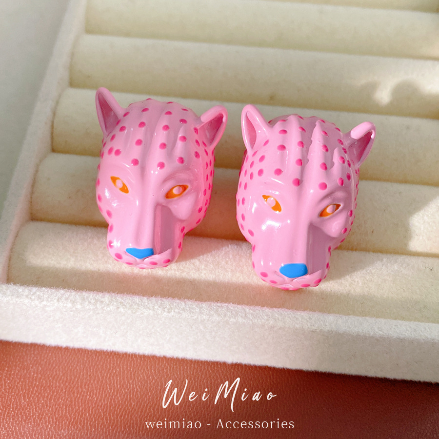Anillo de cabeza de leopardo rosa, pendientes ligeros de lujo de alto nivel, pernos de nicho de personalidad temperamento conjunto de joyas mujeres al por mayor