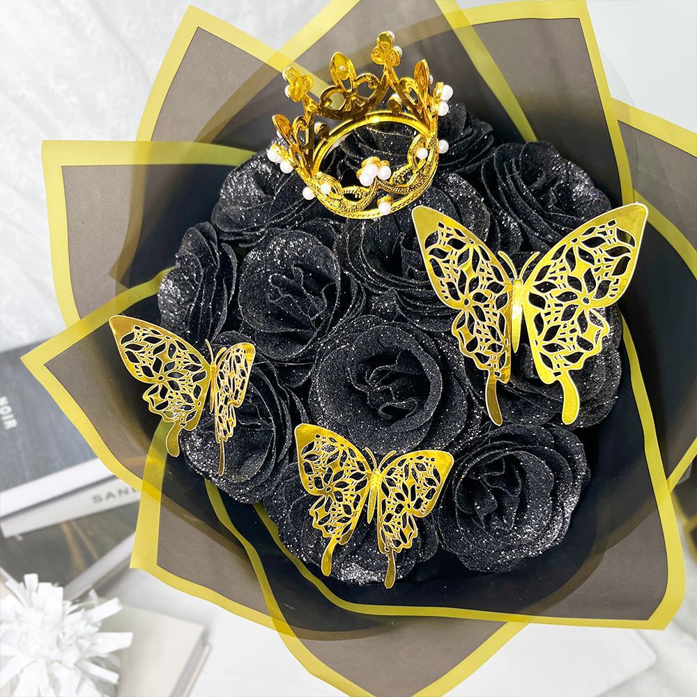 Buquê de rosas douradas de natal com coroa de borboleta presente_voghion.com