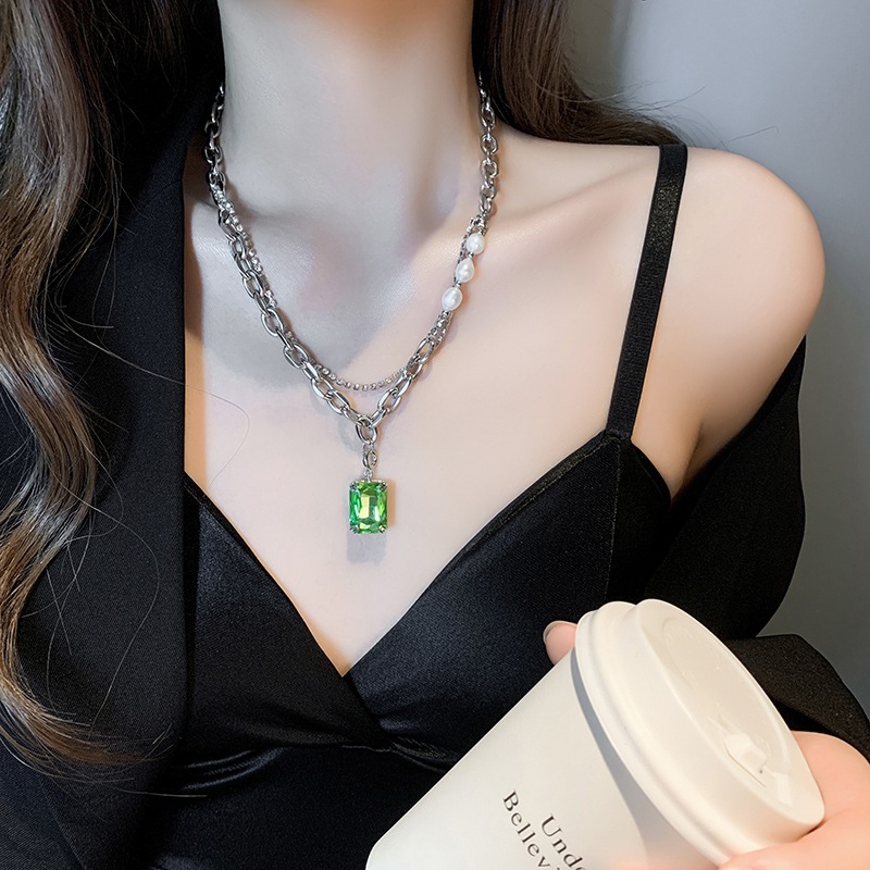 Vintage Green Diamond Light Inlaid Titanium Steel Stacking Clavicle Chain display picture 1