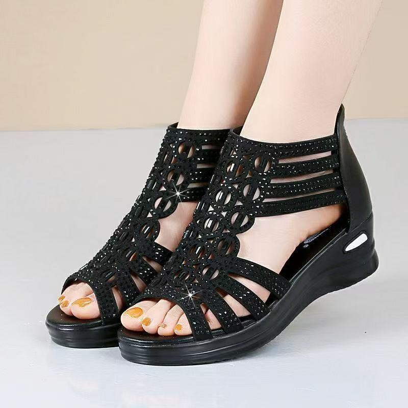2026 verano de las nuevas sandalias de mujer pendiente con tacos romanos Feng Shui diamante boca de pez damas sandalias de mediana edad