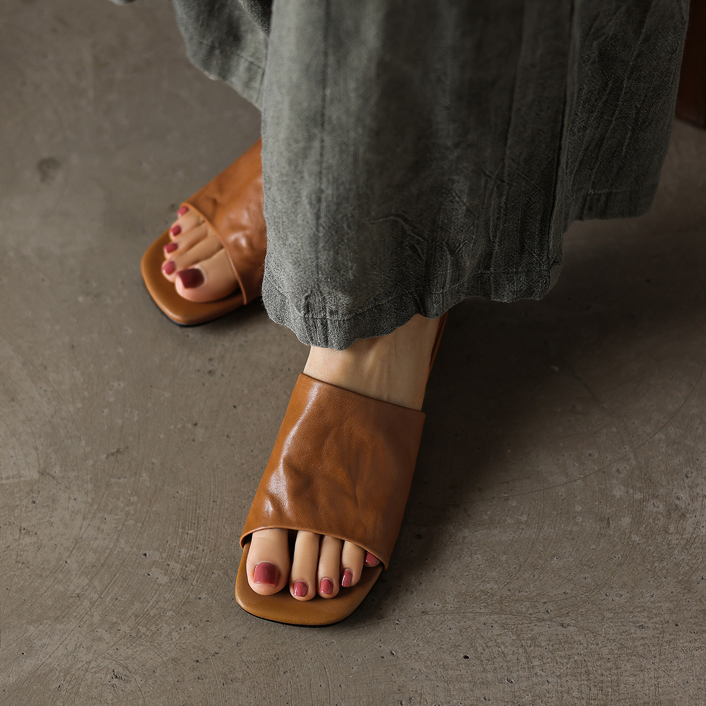 Dép sandal nữ quai chữ V mũi vuông da bò gót thấp — đen