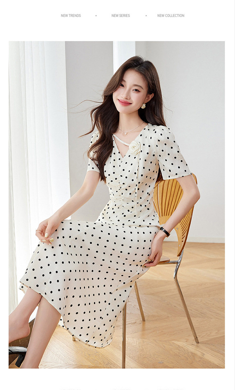 Đầm chấm bi tay phồng cổ V eo thắt dây dáng dài Z5627 — Màu đen, Màu trắng chi tiết 20
