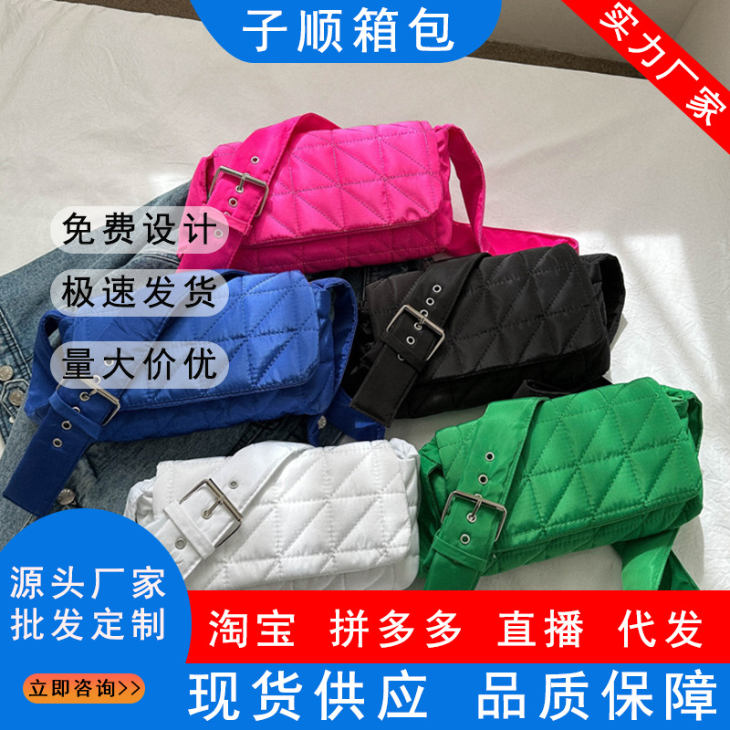 2023 primavera y otoño nuevo rombo bolsa calle moda crossbody abajo bolsa esponja tejida suave superficie almohada bolsa