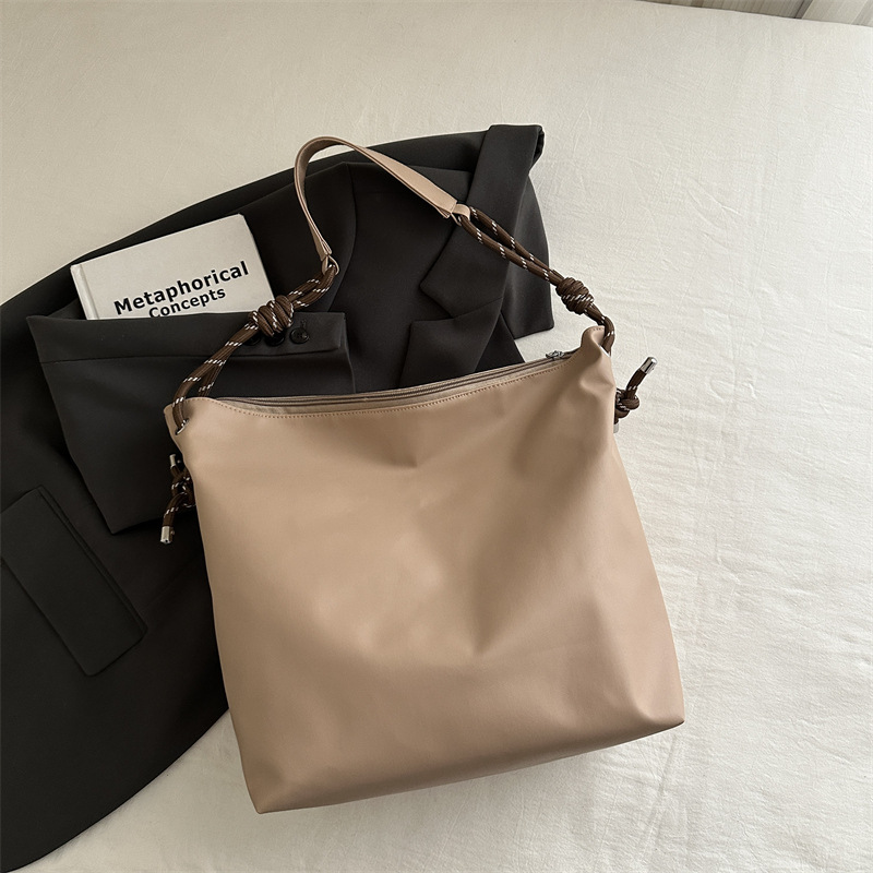 Bolso de mujer 2024 invierno nuevo bolso de alta calidad de gran capacidad bolso de hombro de moda este año popular bolso casual universal