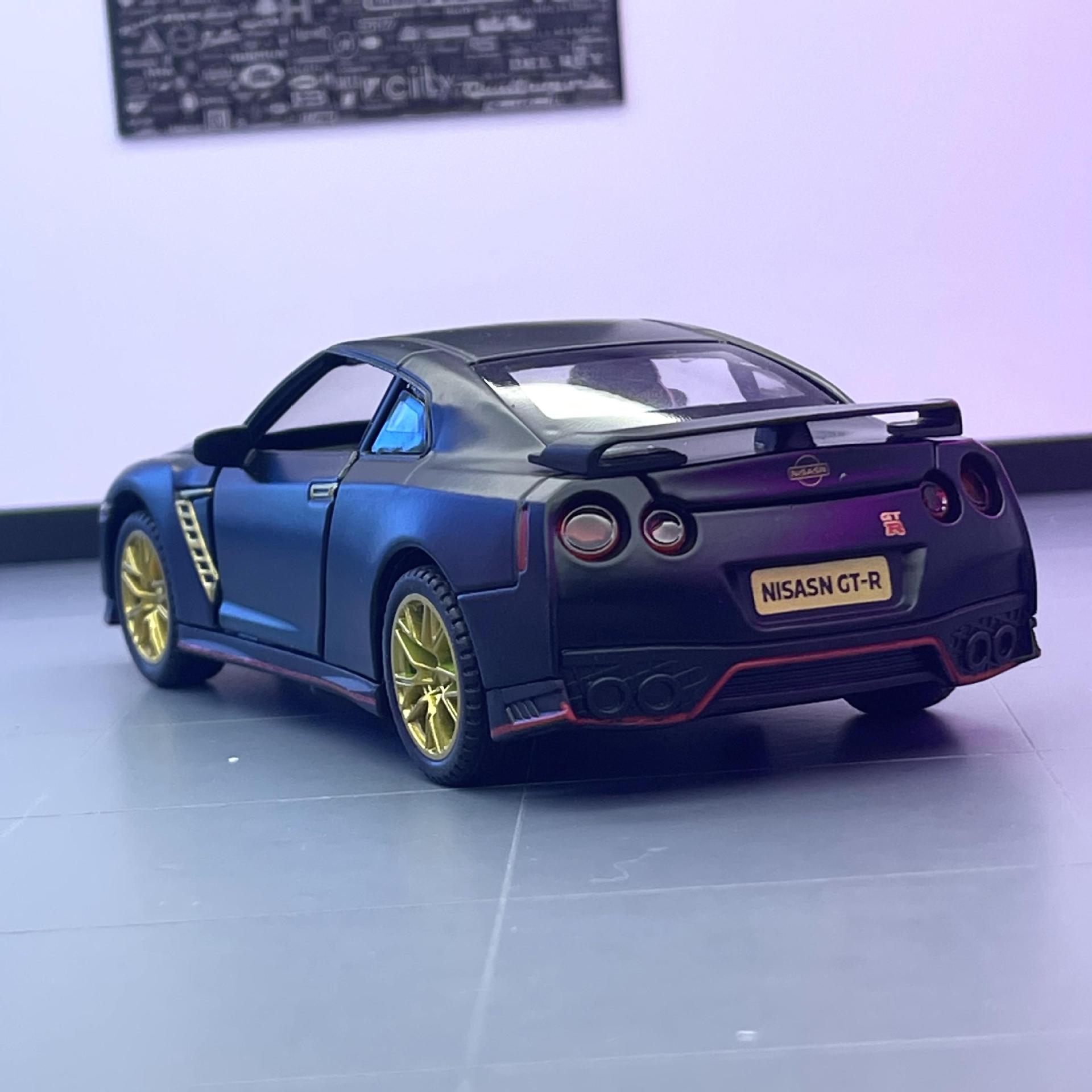 Weili aleación coche modelo Nissan Señor de la guerra GTR tire de la puerta trasera con sonido y luz juguete coche música modelo decoración colección