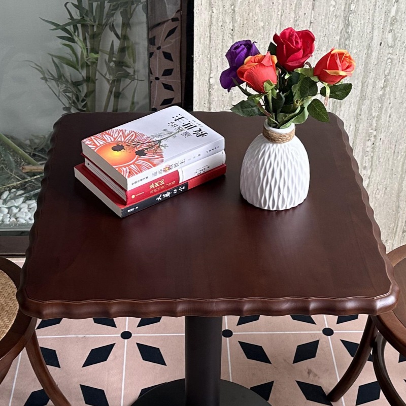 Mesa y silla de café retro combinación de dulces y sillas de panadería de leche y té, mesa de madera maciza, restaurante occidental americano, silla medieval